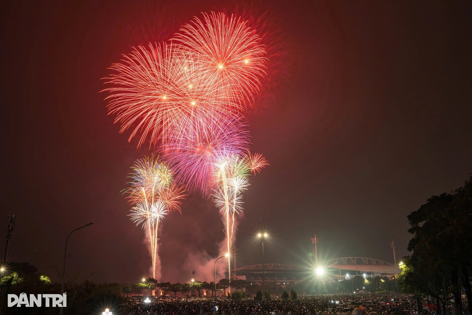 Pháo hoa rực rỡ trên bầu trời, chào năm mới 2026