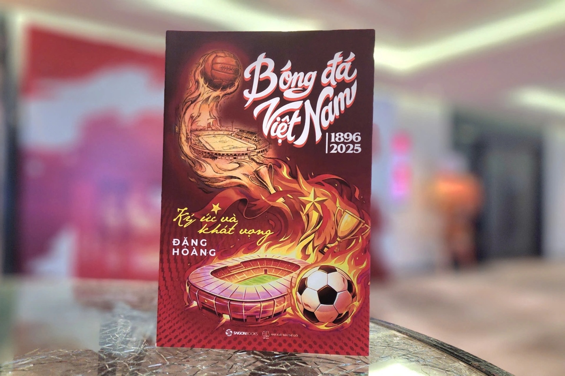 Bật mí về hào quang, áp lực của các cầu thủ trong sách về bóng đá Việt Nam