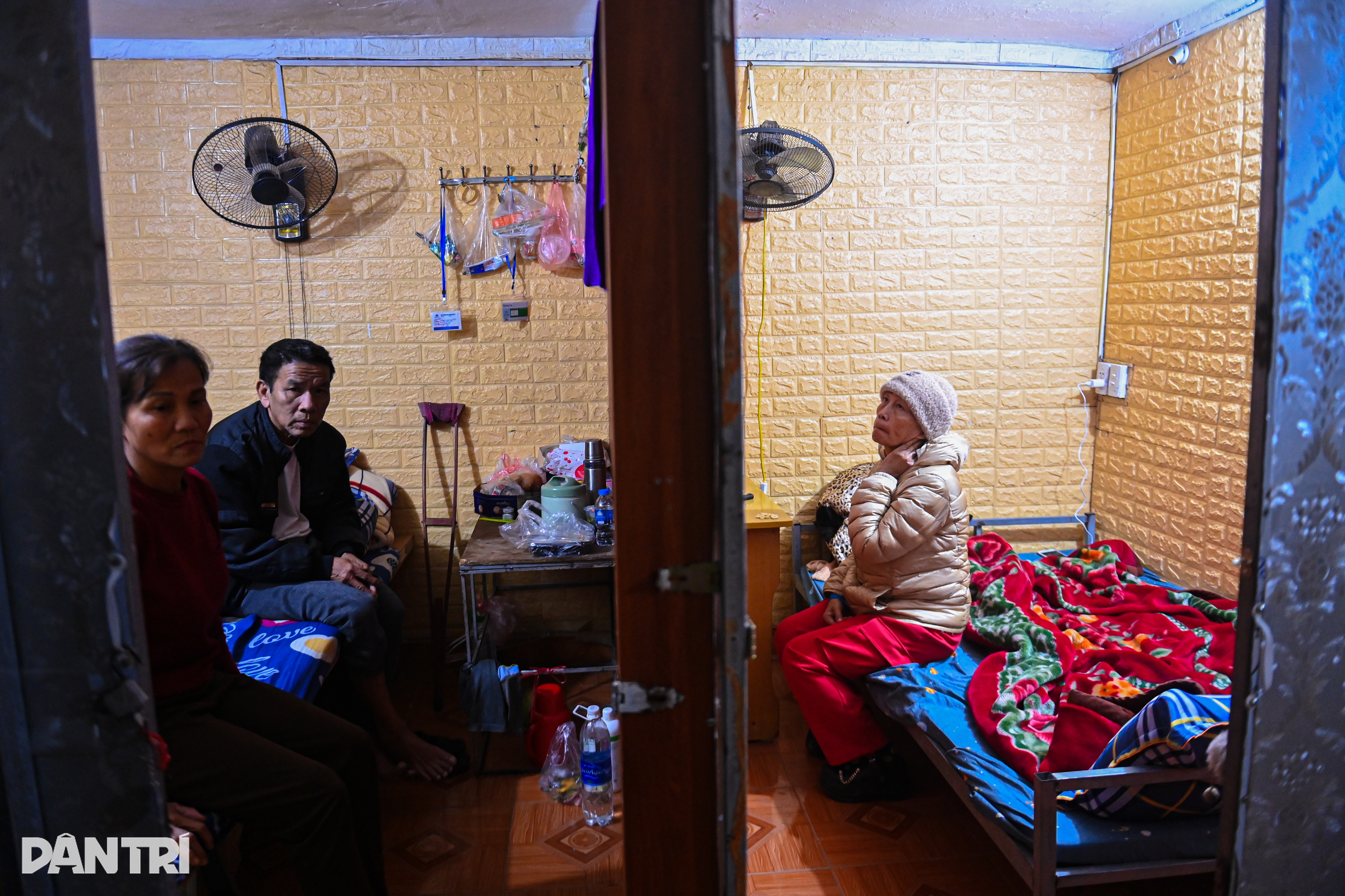 Những chuyến xạ trị lúc nửa đêm oằn mình trong giá rét của "xóm ung thư"