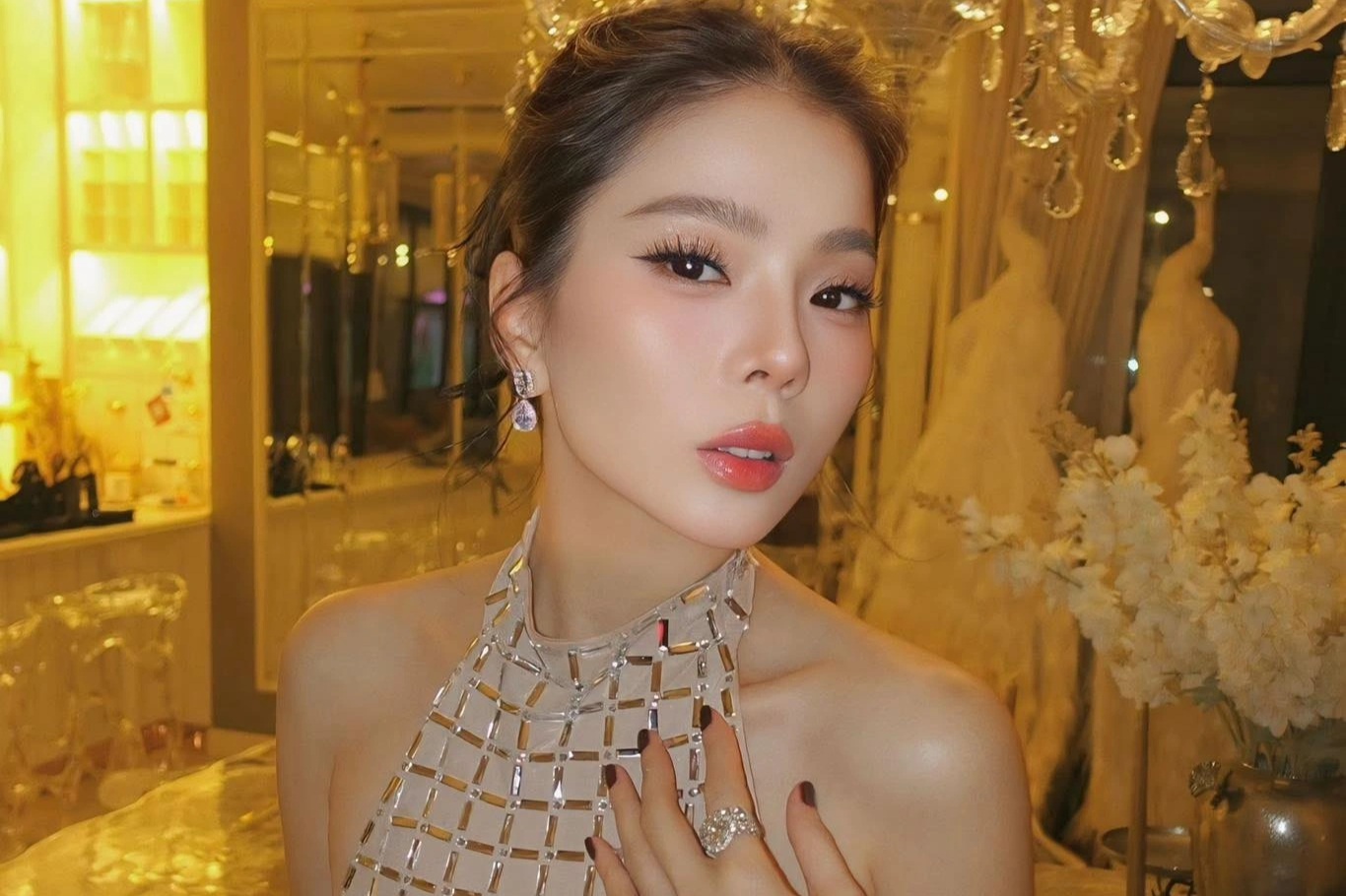 Tài khoản của Lệ Quyên phát ngôn văng tục, "đốp chát" với khán giả gây sốc