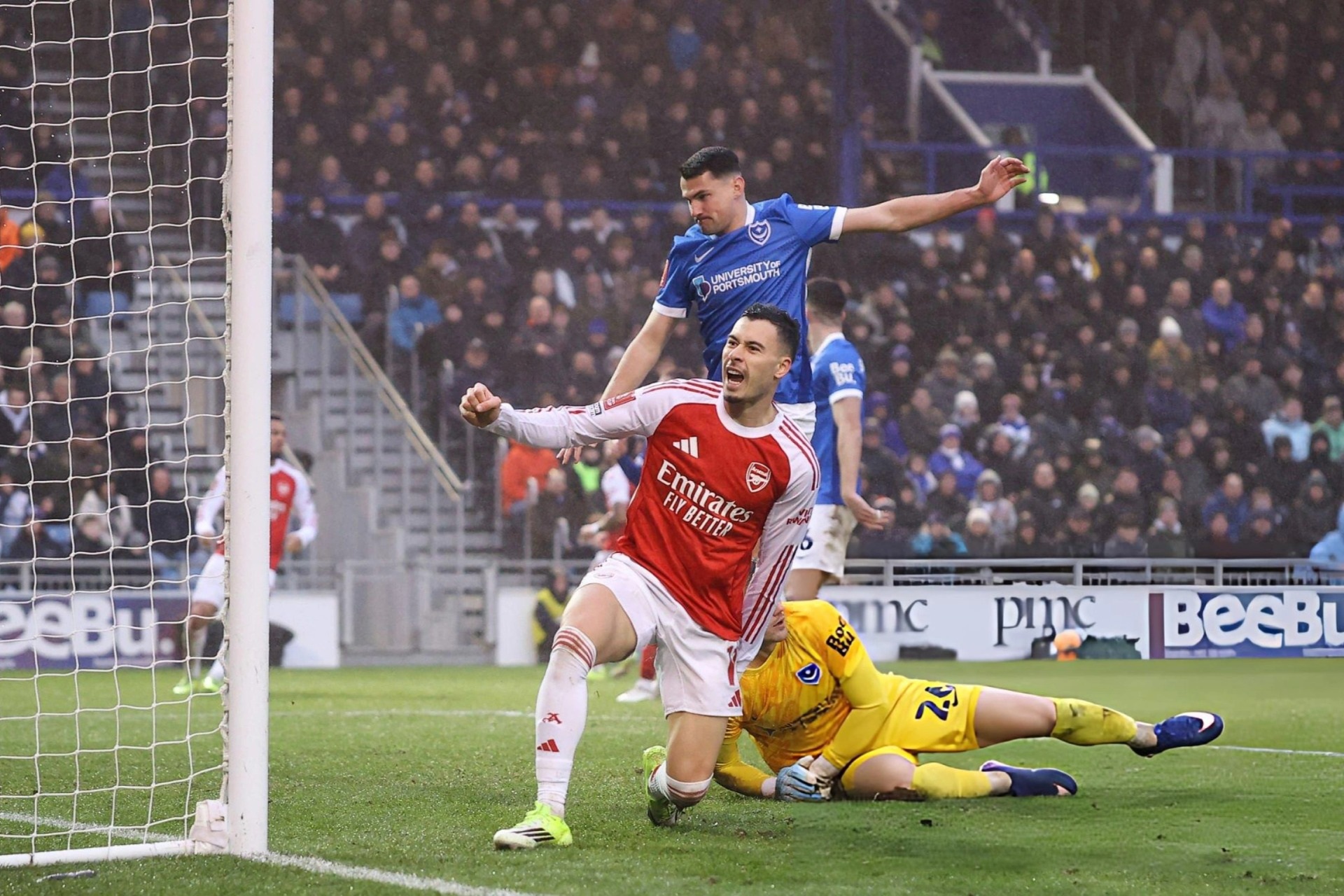 Martinelli tỏa sáng sau lùm xùm chơi xấu, Arsenal đi tiếp tại FA Cup