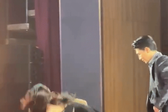 Thiên Ân làm rõ biểu cảm gây tranh cãi khi được mỹ nam "Mưa đỏ" chỉnh váy