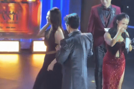 Thiên Ân "vồ ếch" trên sân khấu, hành động của mỹ nam "Mưa đỏ" gây chú ý