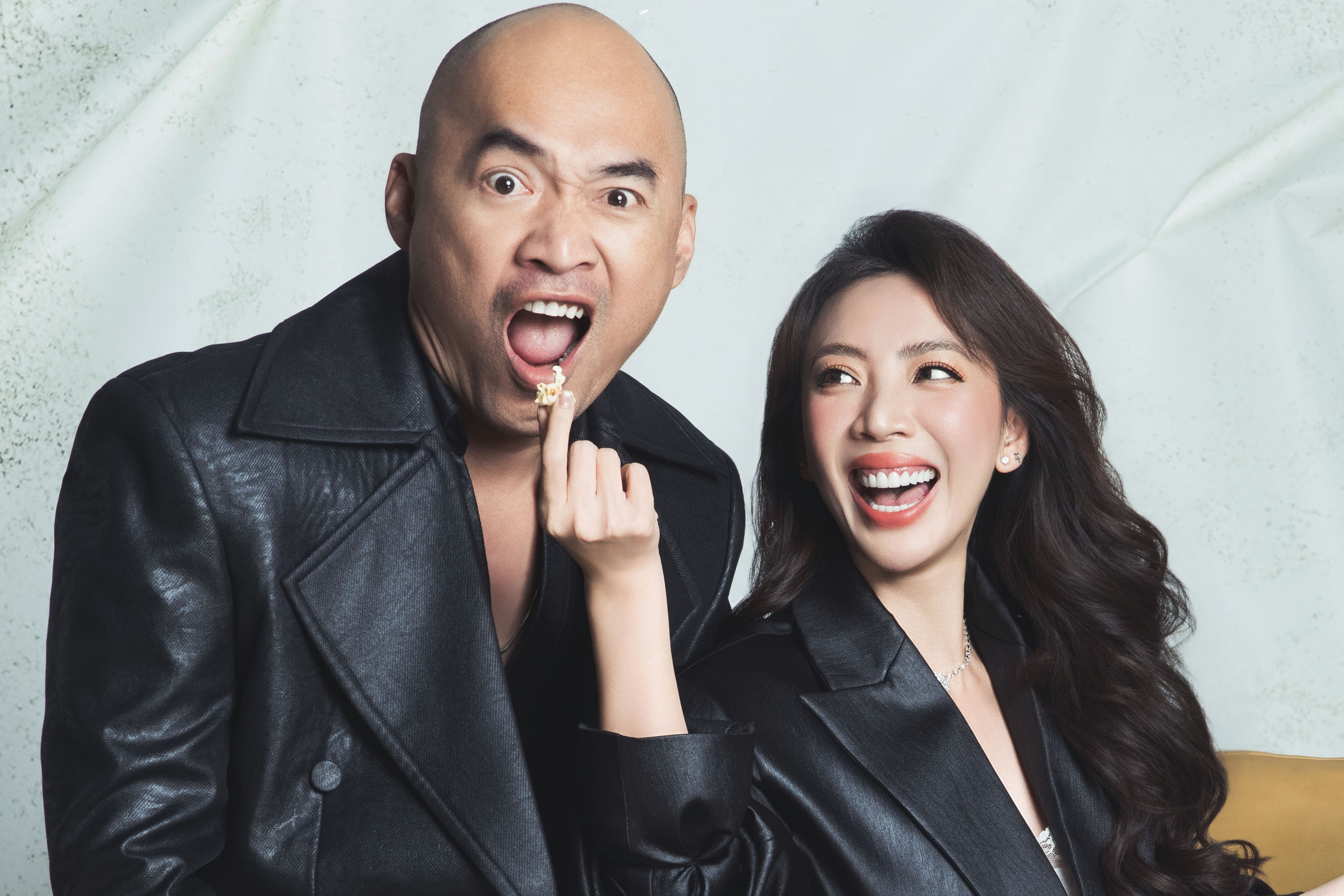 Tiến Luật cầu hôn Thu Trang bằng bánh bao, 15 năm sau tặng nhẫn kim cương