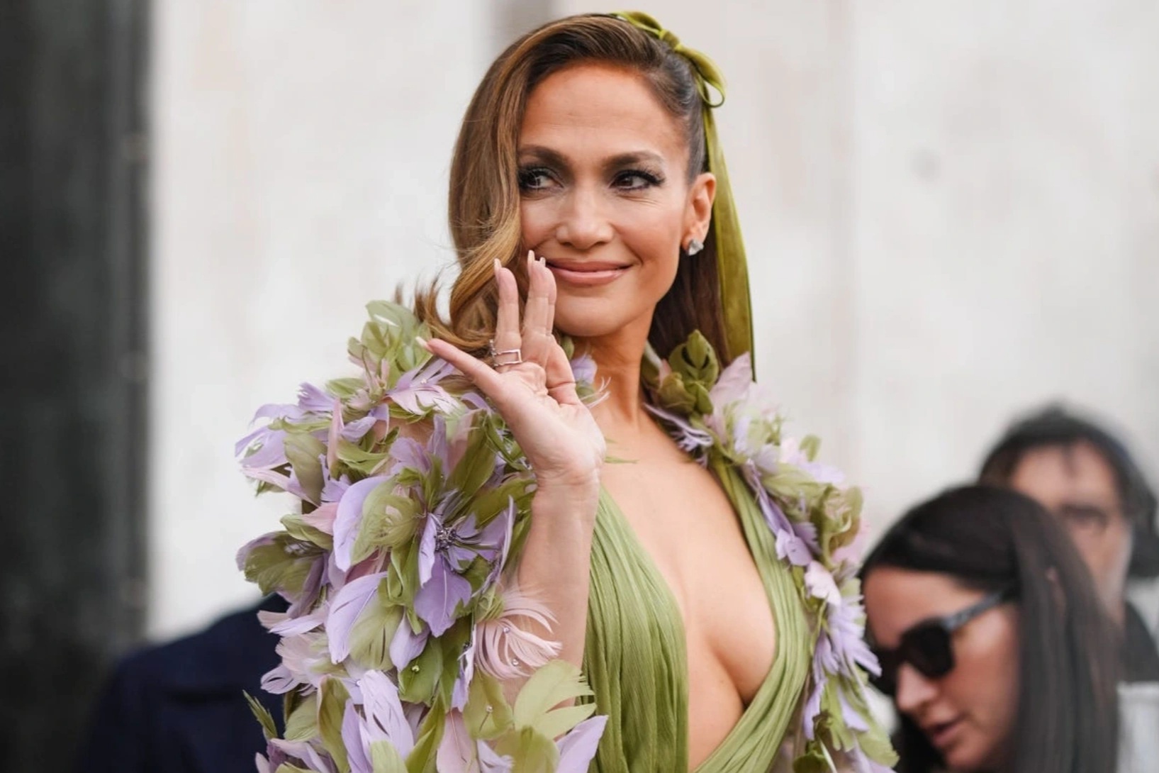Jennifer Lopez diện váy xuyên thấu, chứng minh “tuổi tác chỉ là con số”