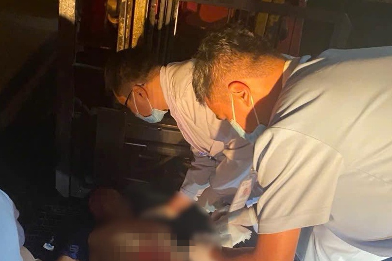 Tăng ca làm đêm, nam công nhân bị máy tráng sơn làm thủng bụng nguy kịch