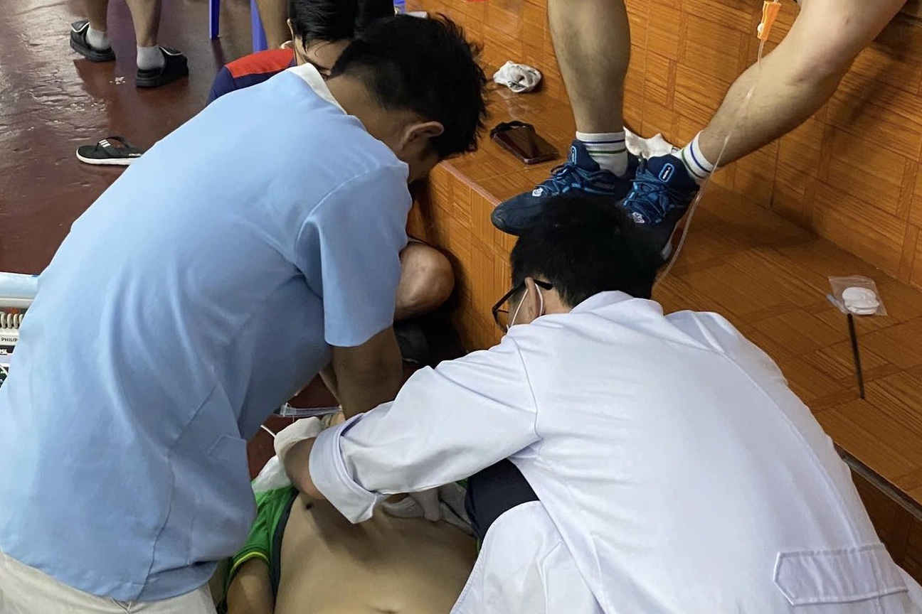 Huấn luyện viên ở TPHCM đột tử ngay trên sân cầu lông