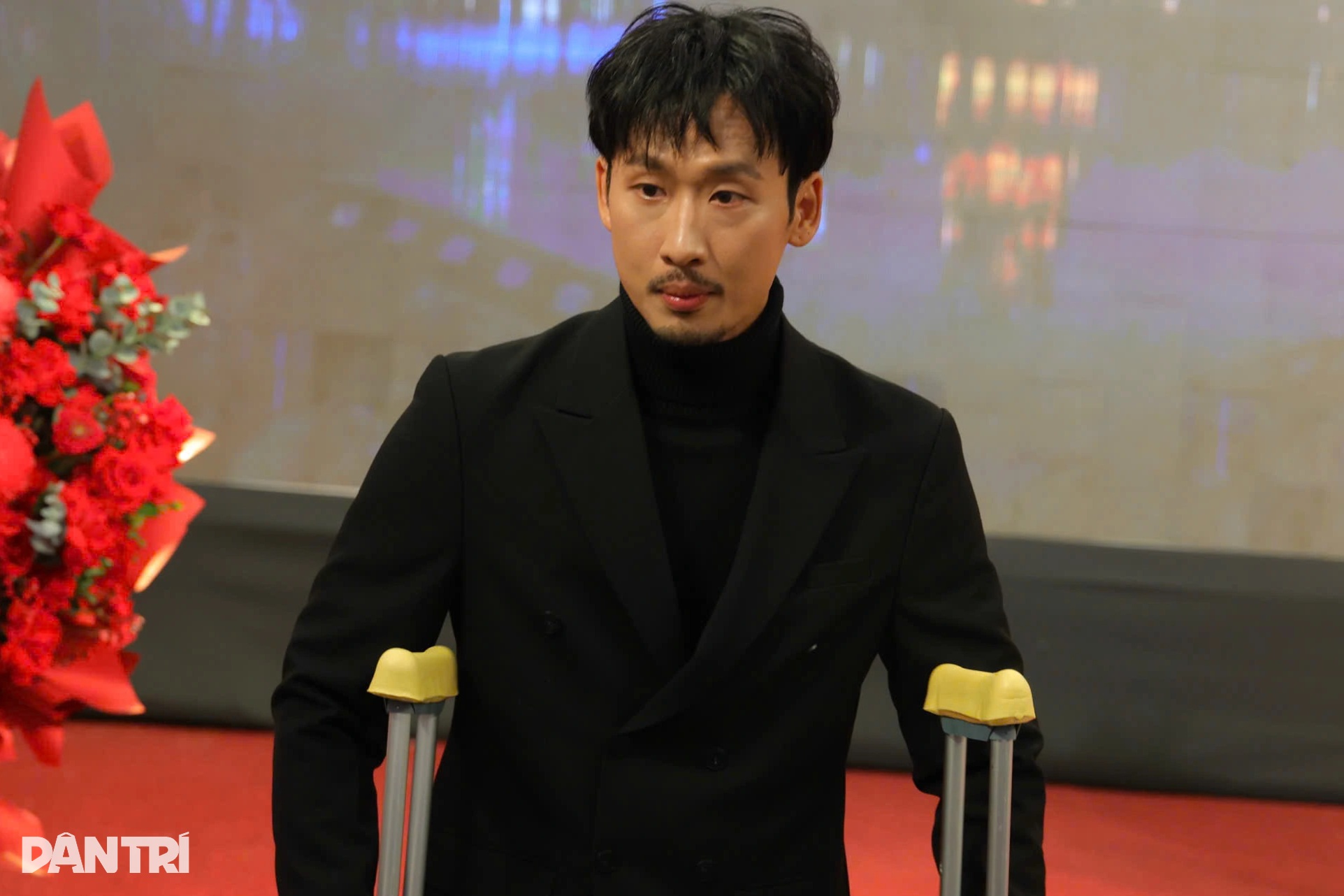 Tuấn Trần bị thương khi đóng phim, chống nạng dự giải Cánh diều