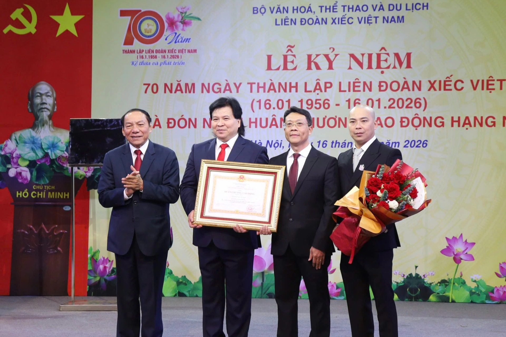 Liên đoàn Xiếc Việt Nam đón nhận Huân chương Lao động hạng Nhất