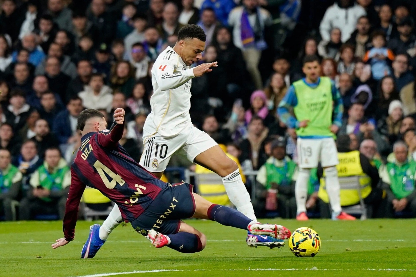 Mbappe ghi bàn, Real Madrid tạm thoát khỏi khủng hoảng