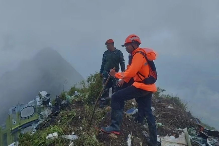 Indonesia tìm thấy mảnh vỡ máy bay chở 11 người gặp nạn