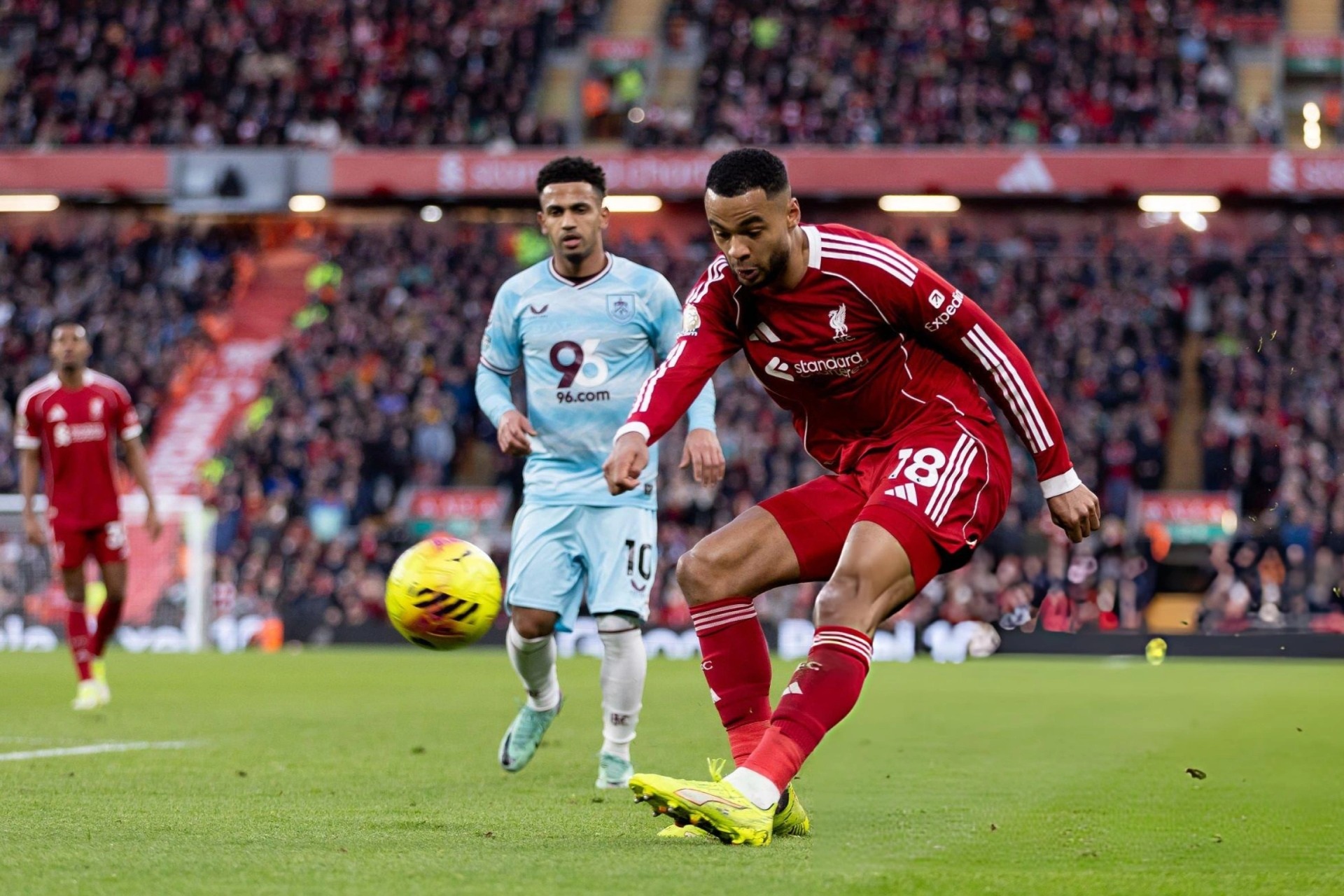 Liverpool đẩy Man Utd khỏi Top 4 Ngoại hạng Anh