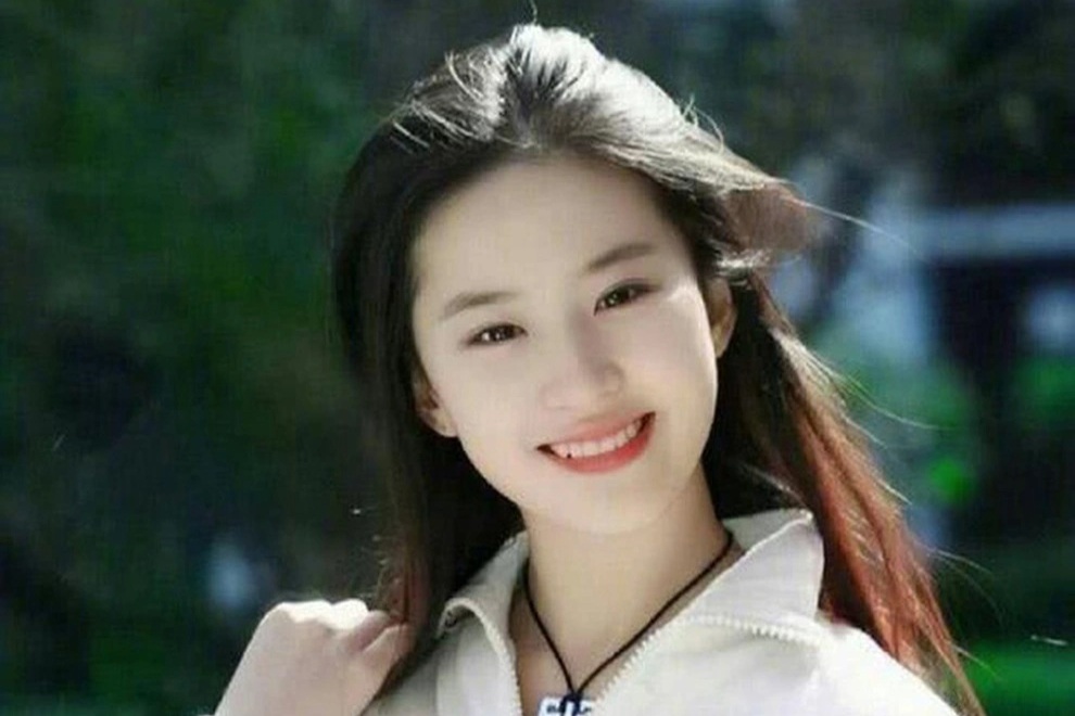 Vẻ trong trẻo của Lưu Diệc Phi tuổi 16 gây sốt, xứng danh mỹ nhân Hoa ngữ