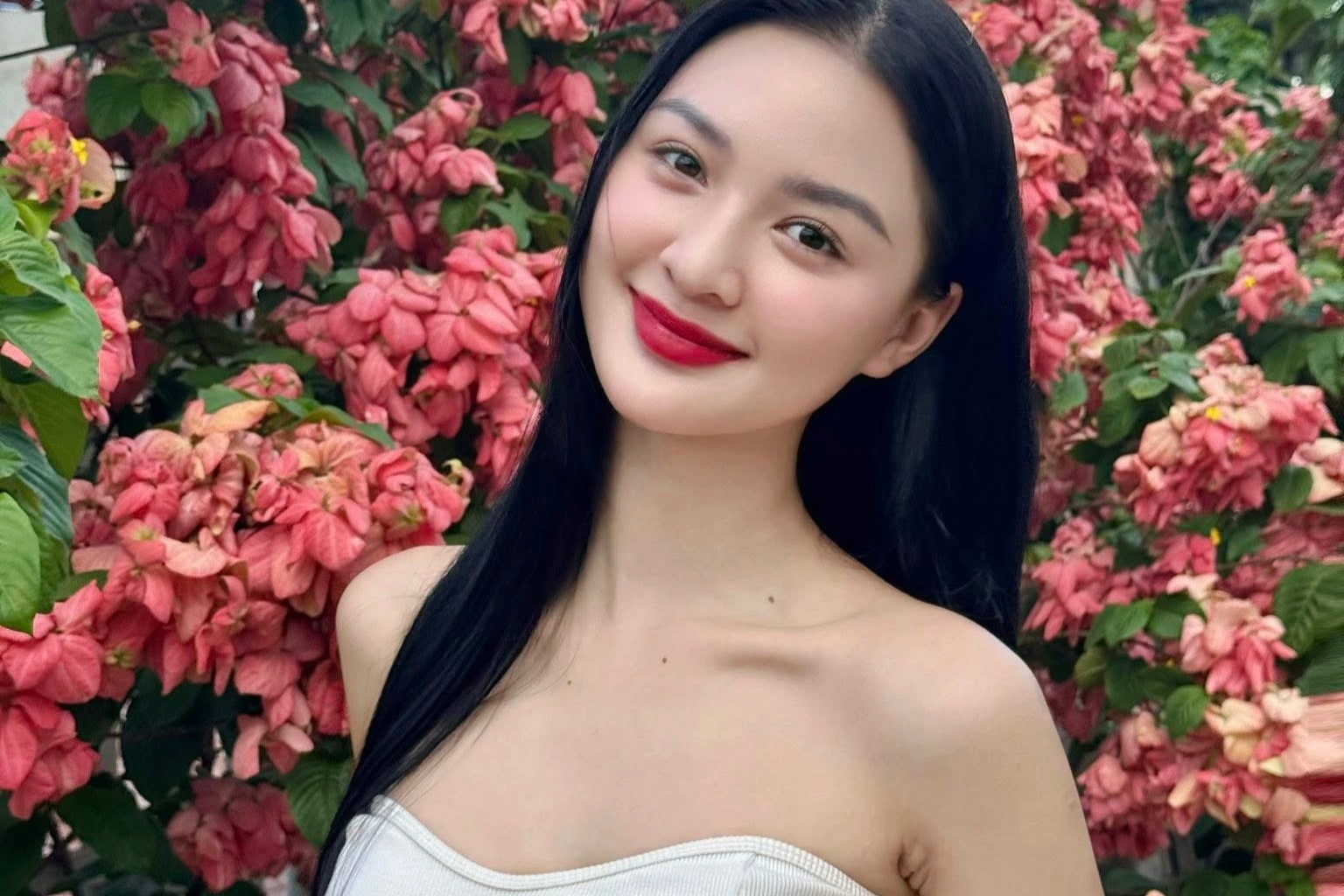 Nhan sắc á hậu SN 2003 bất ngờ được khán giả ghép đôi với cầu thủ Đình Bắc