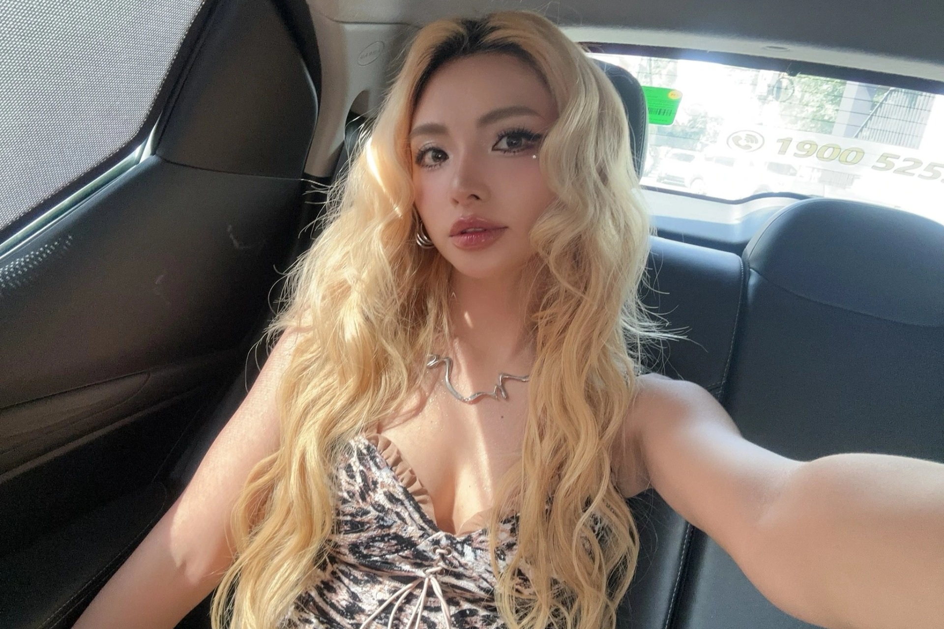 Nhan sắc gợi cảm của "Em xinh" bị gọi tên trong vụ ly hôn của Tóc Tiên