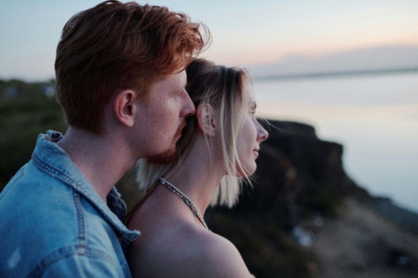 Tôi là người đàn bà đến sau, kéo anh khỏi cuộc đời đổ nát