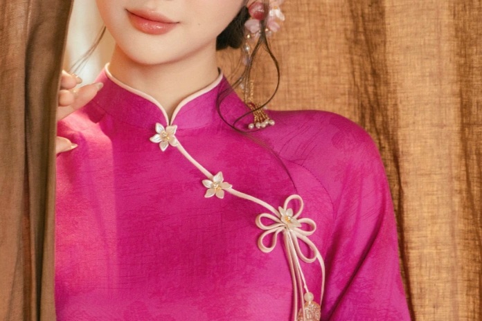 Tranh cãi về chi tiết trên áo dài Tết giống trang phục nước ngoài