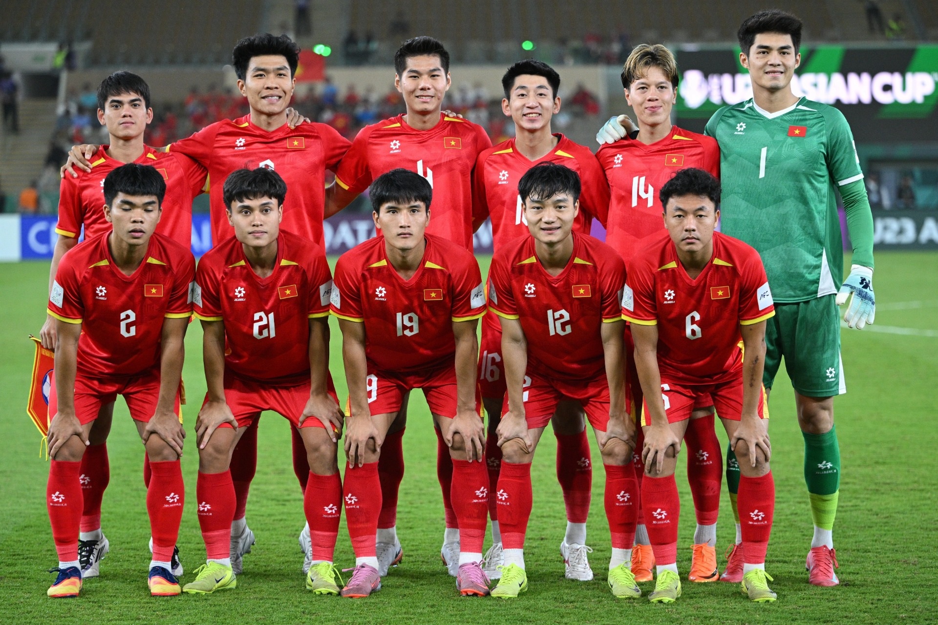 U23 Việt Nam mặc trang phục màu đỏ ở màn so tài với U23 Trung Quốc