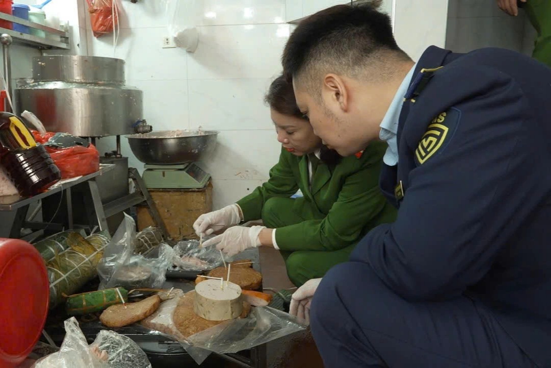 Hà Nội phát hiện 300kg giò chả bẩn: Hàn the âm thầm đầu độc người ăn