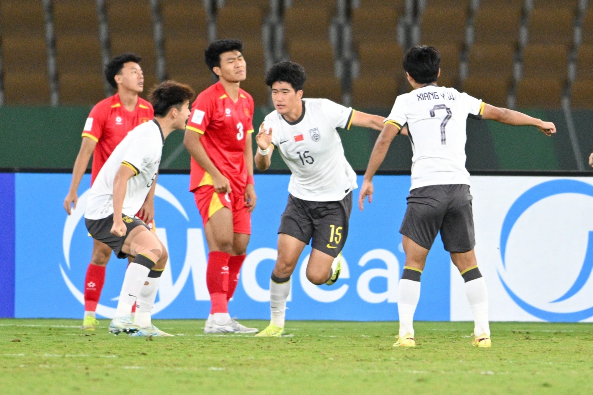 Hậu vệ U23 Trung Quốc tiếc vì lỡ cú đúp vào lưới U23 Việt Nam