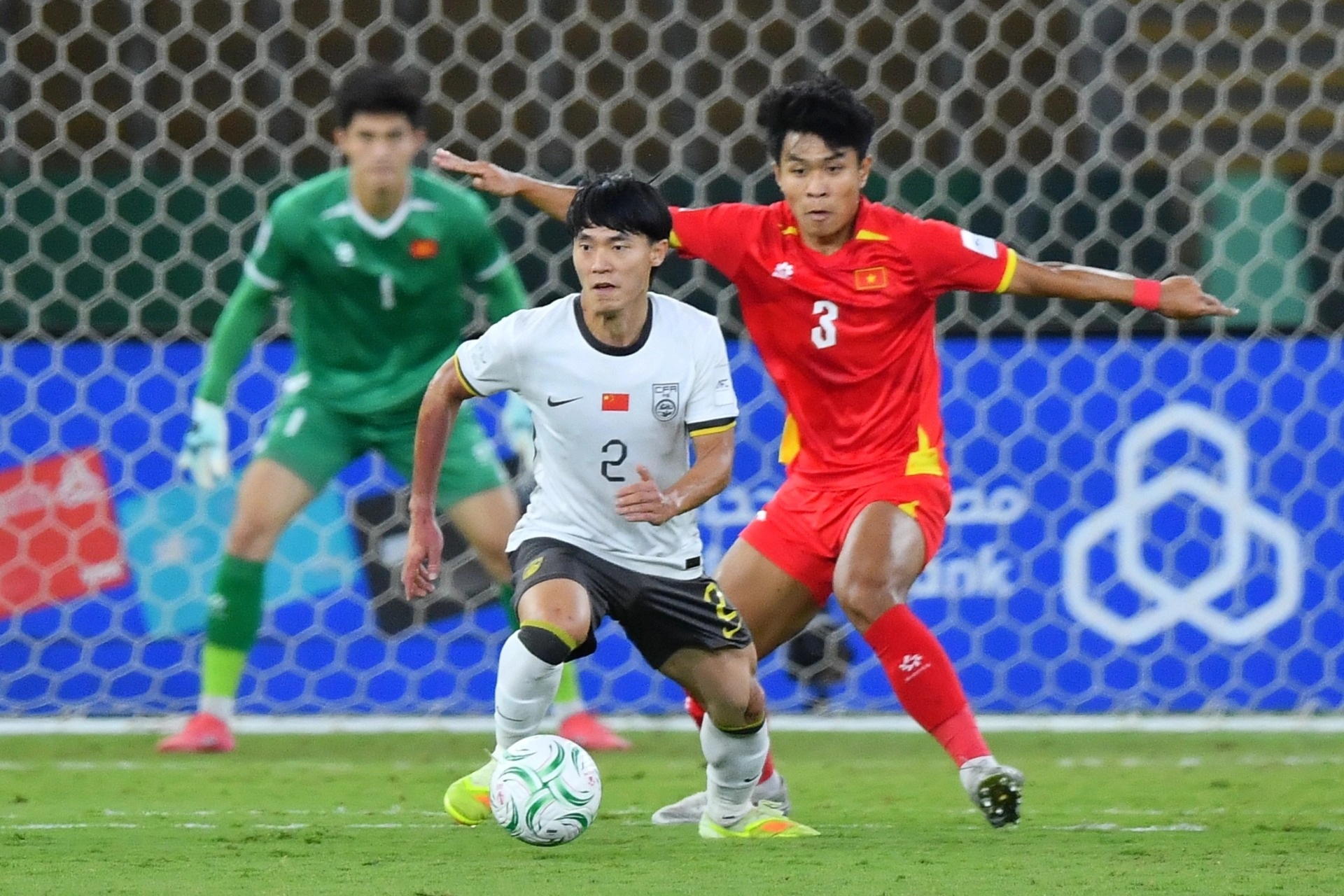 Vì sao Lý Đức nhận thẻ đỏ và bàn thắng của U23 Trung Quốc bị từ chối?