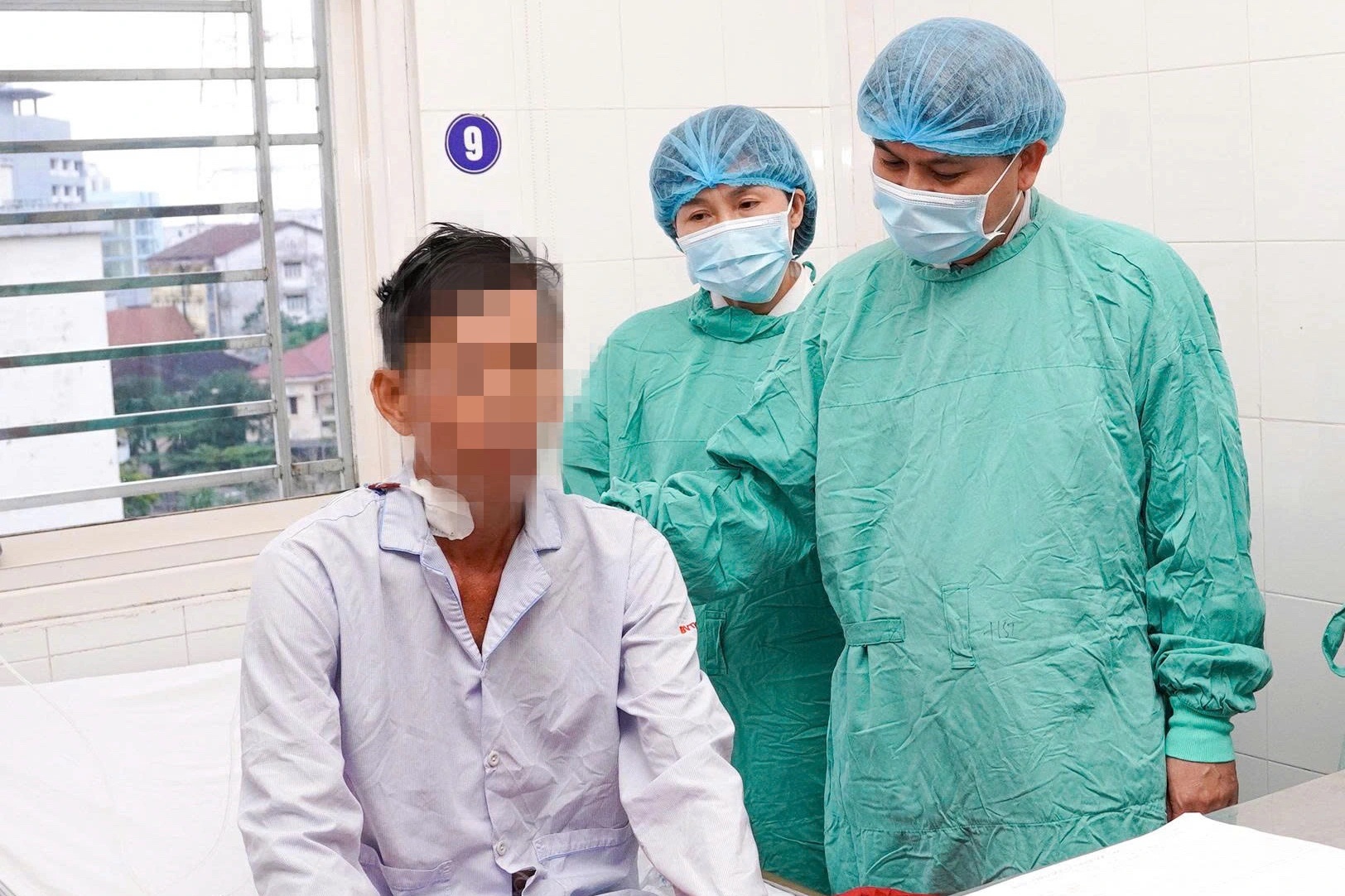 Cắt bỏ 2 thận đa nang nặng gần 10kg, ghép tạng trong một lần phẫu thuật