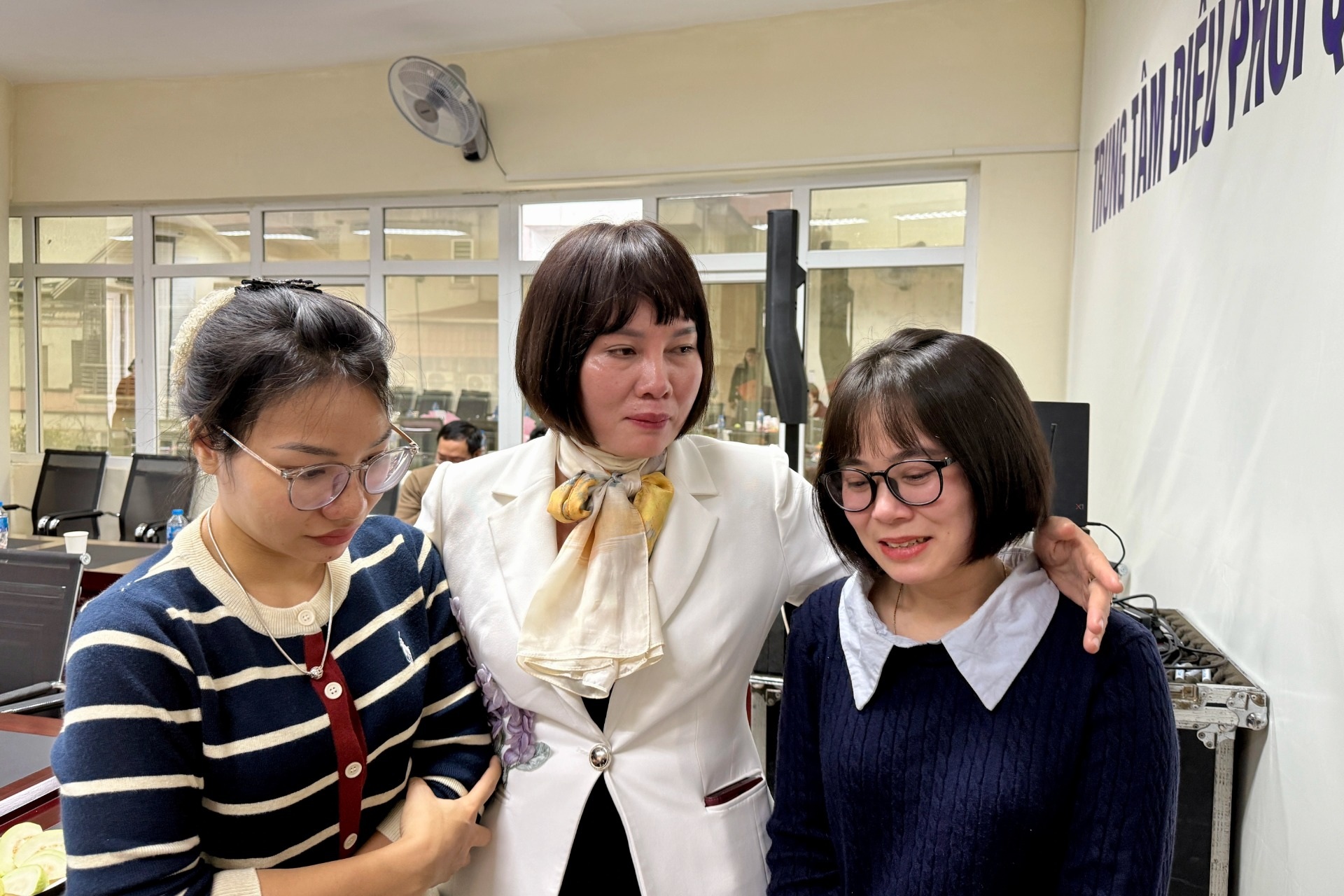 “Bố đã rời xa 2 năm nhưng bữa ăn nào hai con cũng lấy bát đũa mời cơm”