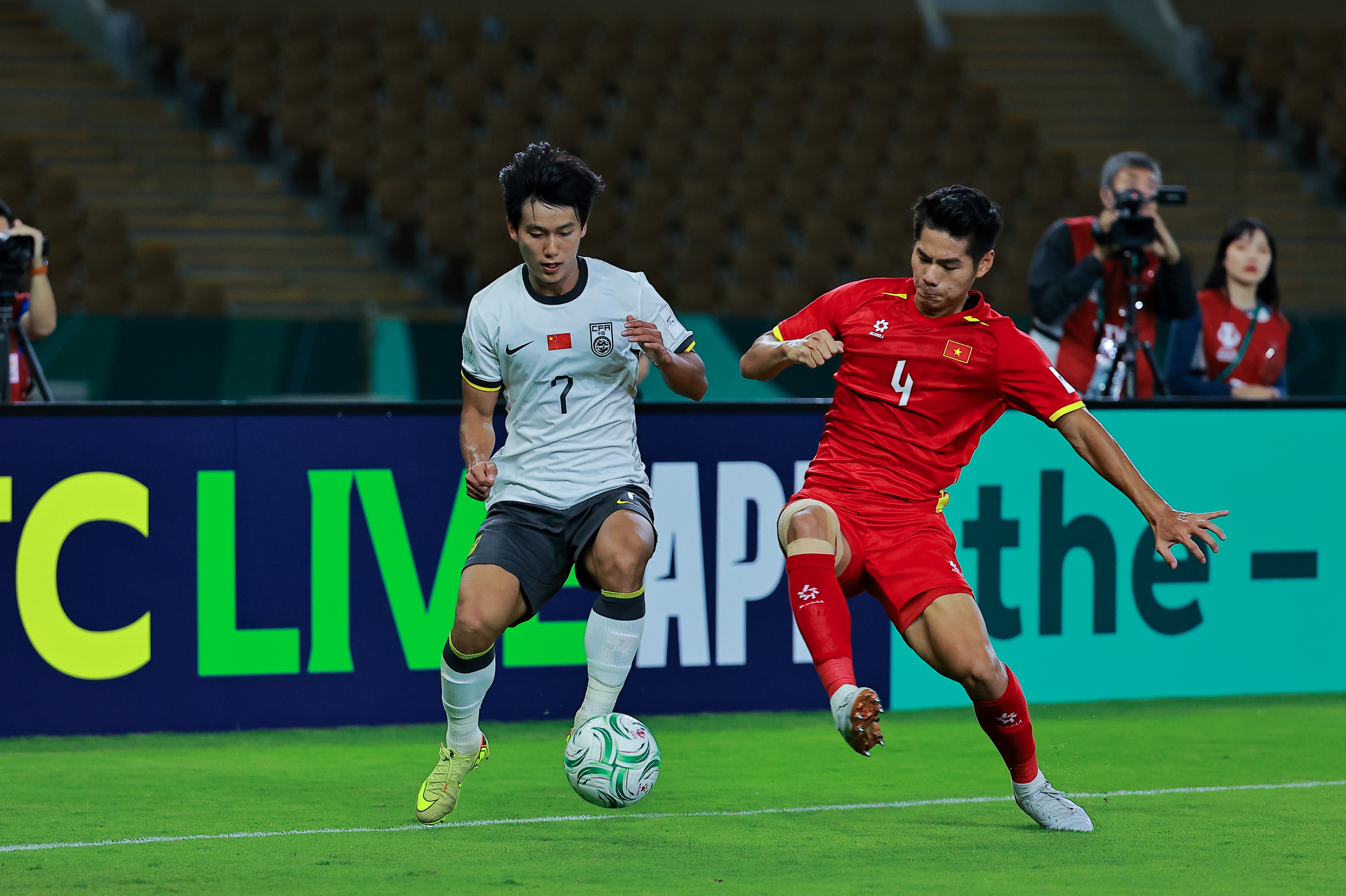 Hiểu Minh hoàn tất phẫu thuật tại TPHCM, xa sân cỏ khoảng 10 tháng