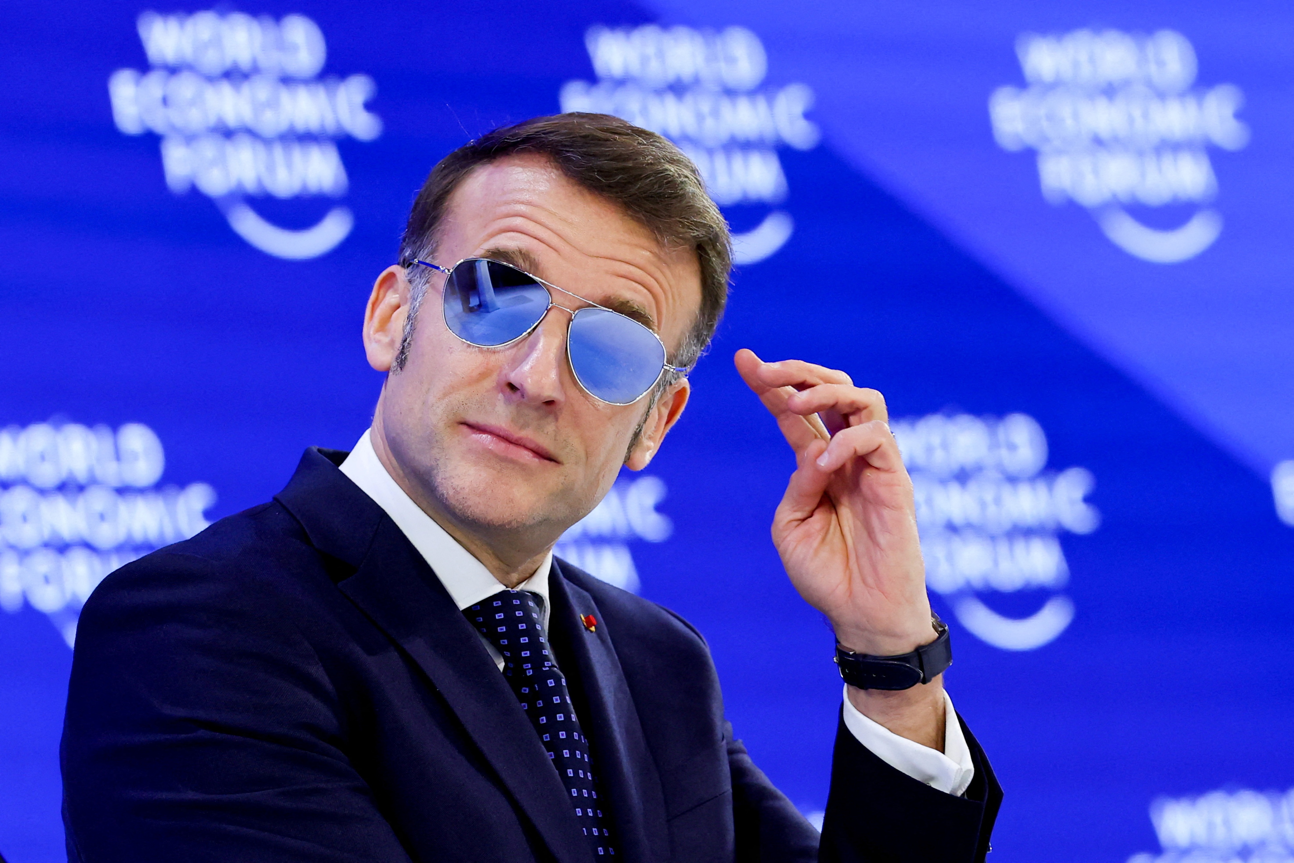 Tổng thống Pháp gây chú ý khi đeo kính râm phát biểu tại Davos