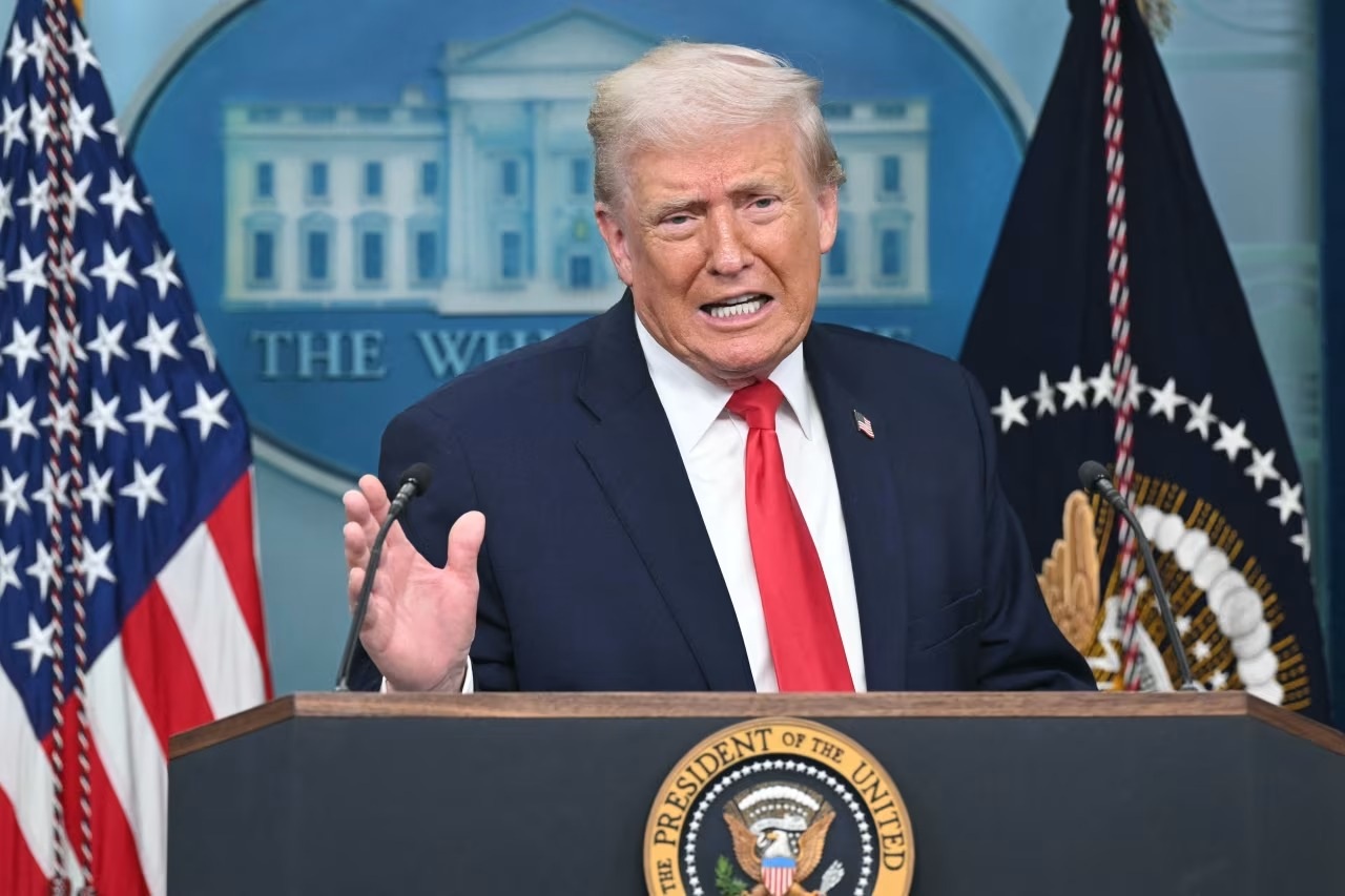 Ông Trump cảnh báo “tấn công rất mạnh” Iran bất chấp tín hiệu xuống thang