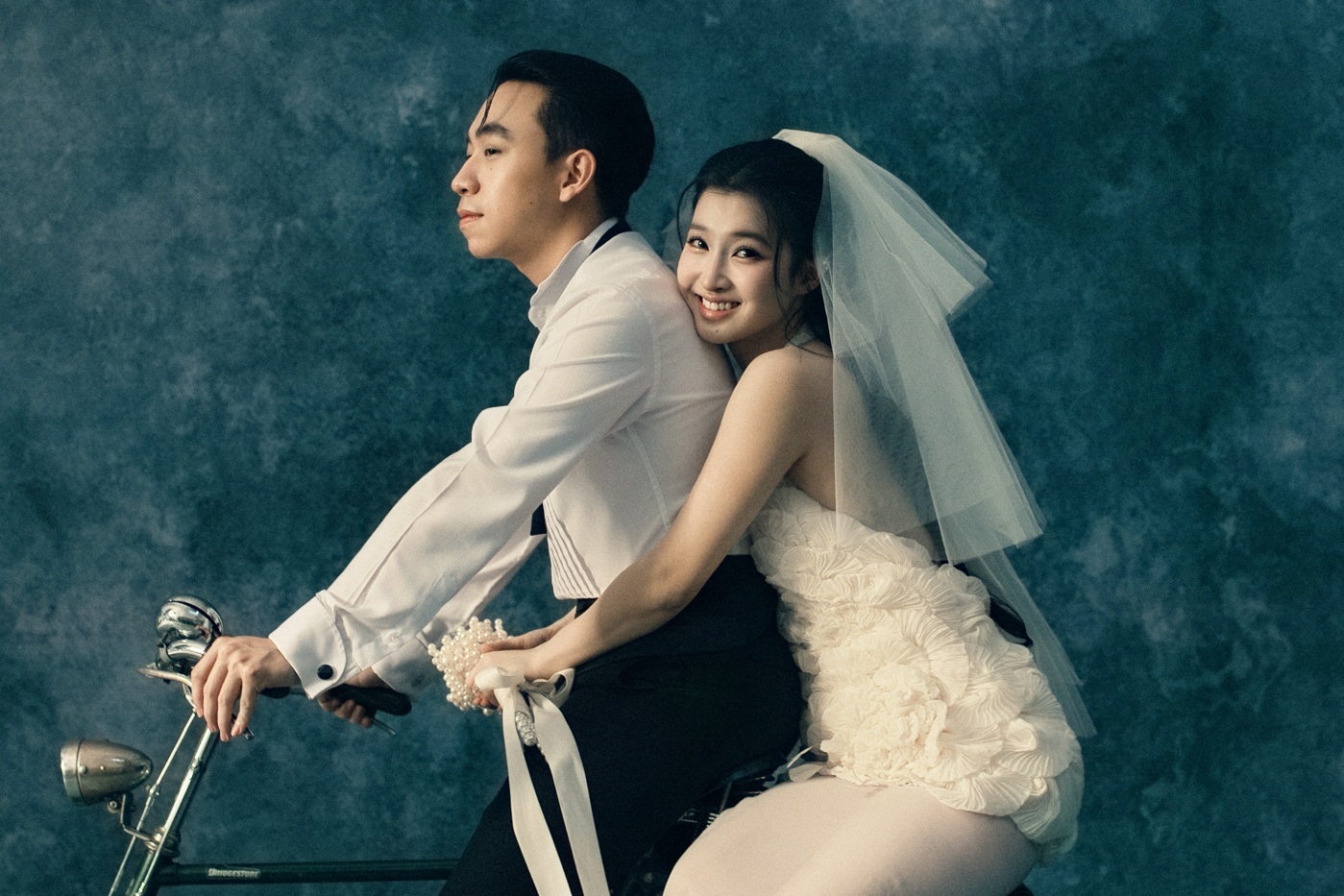 Ảnh cưới Á hậu Phương Nhi và con trai tỷ phú chở nhau trên xe đạp gây chú ý