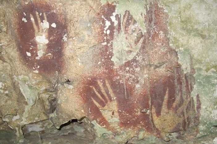 Phát hiện tranh hang động cổ nhất thế giới ở Indonesia