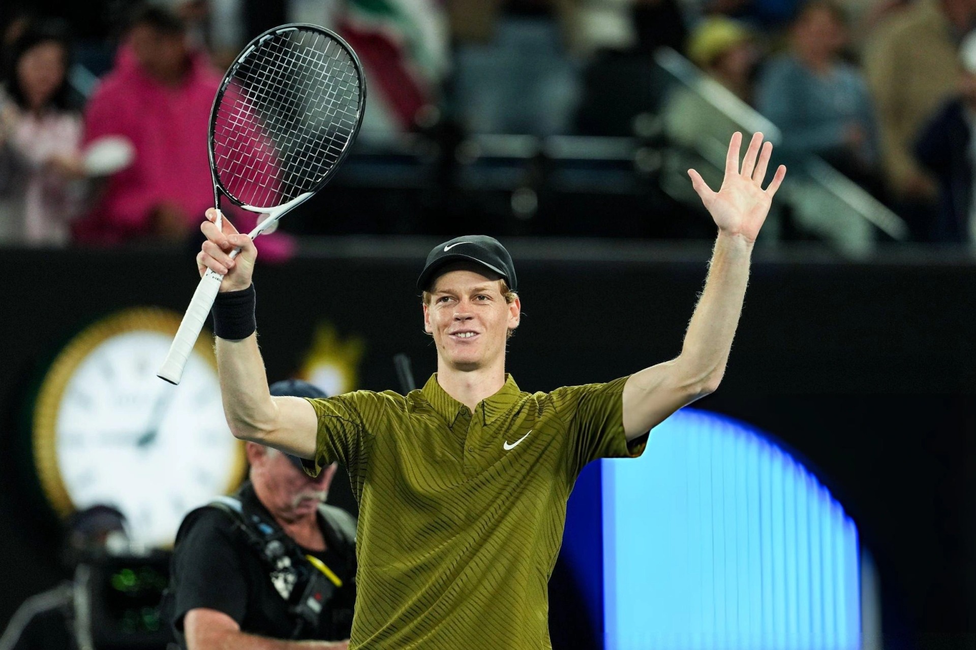Sinner thắng dễ, Djokovic thẳng tiến tại Australian Open