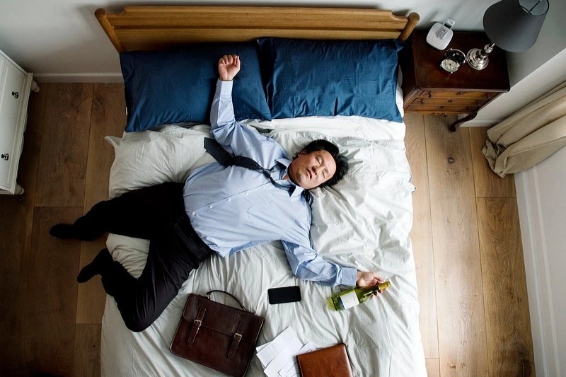 Chồng cả tháng không ăn cơm nhà, tôi cay đắng chấp nhận sự thật