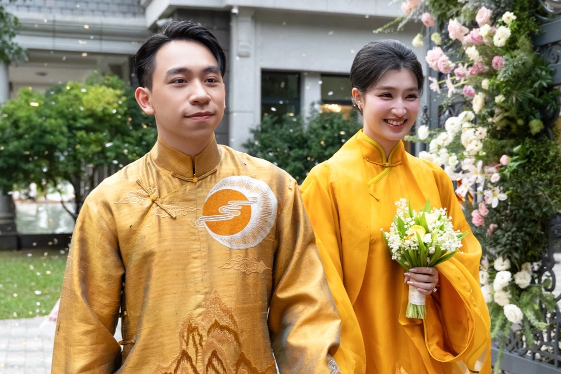 Á hậu Phương Nhi rạng rỡ bên chồng tỷ phú trong lễ hằng thuận trên đỉnh núi