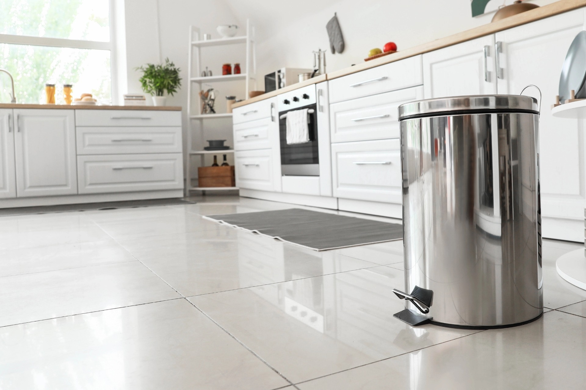 4 cách giấu thùng rác cực khéo giúp bếp nhà bạn sang, gọn hơn