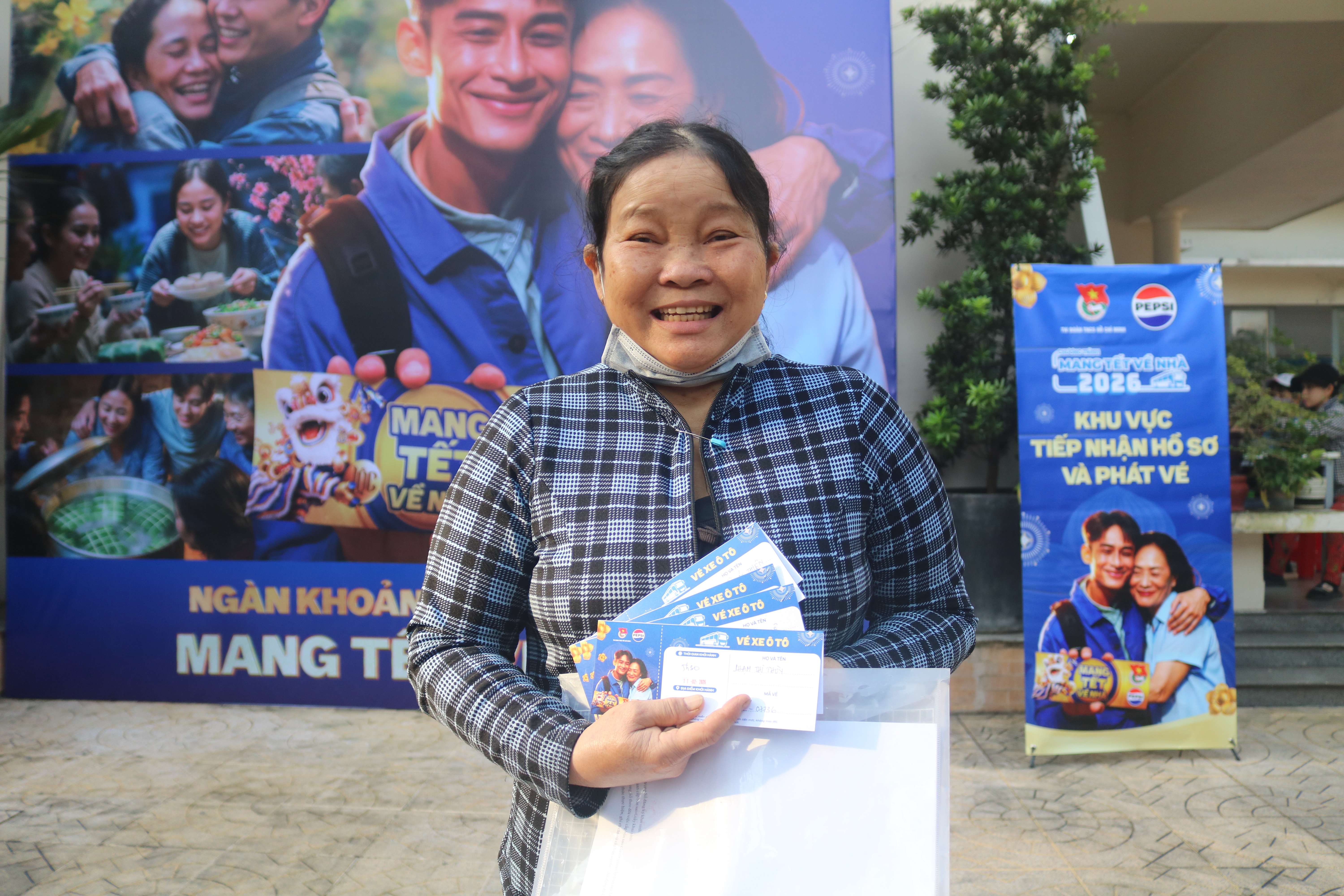 Nghẹn ngào chuyến xe về quê ăn Tết của nữ lao động nghèo mong ngày đoàn tụ