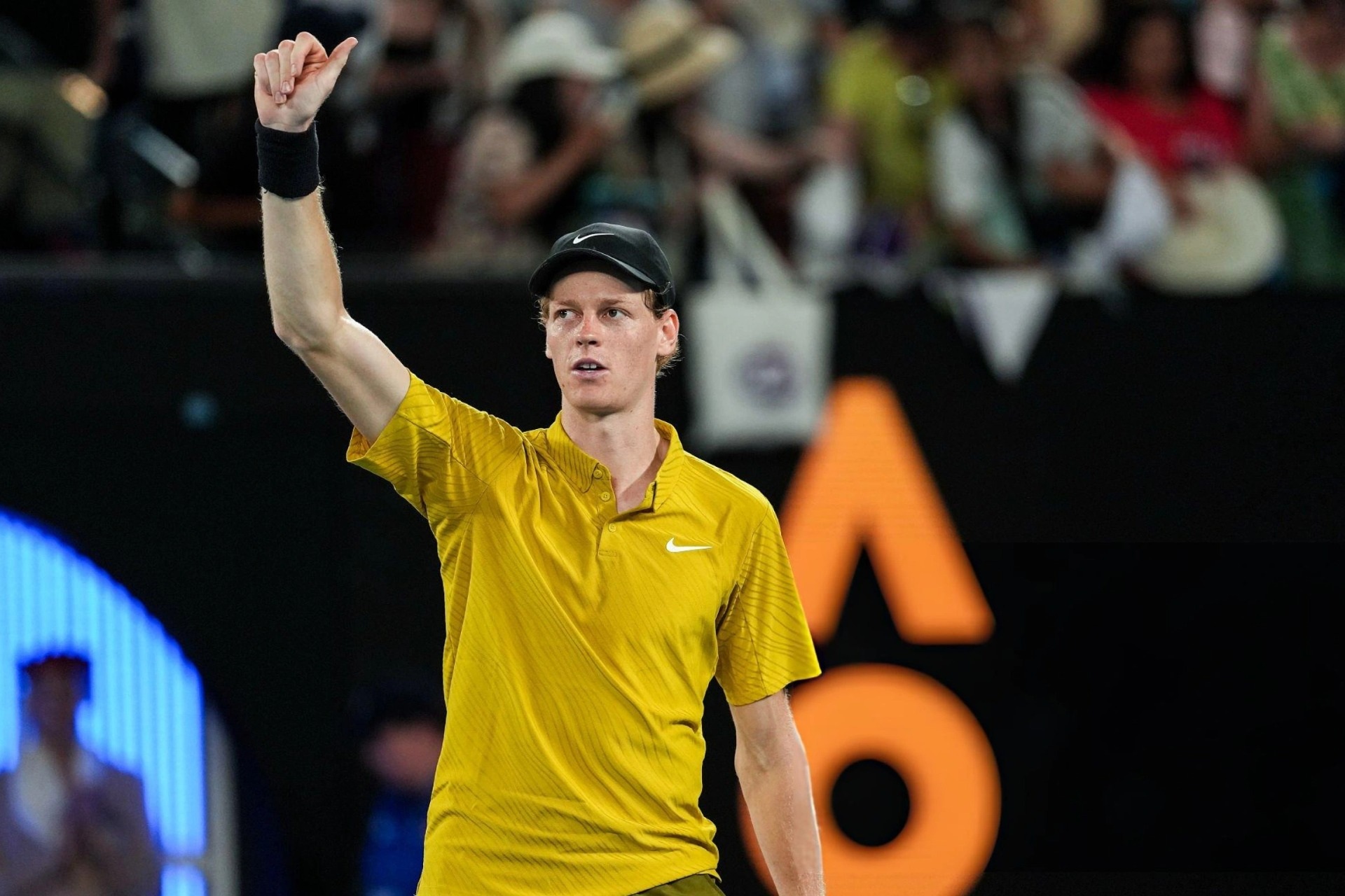 Sinner thoát hiểm ngoạn mục nhờ mái che tại Australian Open
