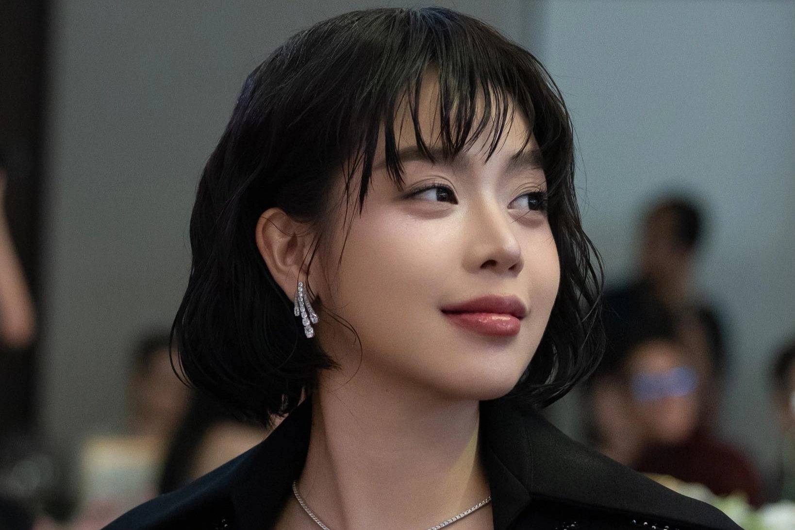 Hoa hậu Thanh Thủy hết nhiệm kỳ, vướng tin đồn hẹn hò ca sĩ hơn 14 tuổi