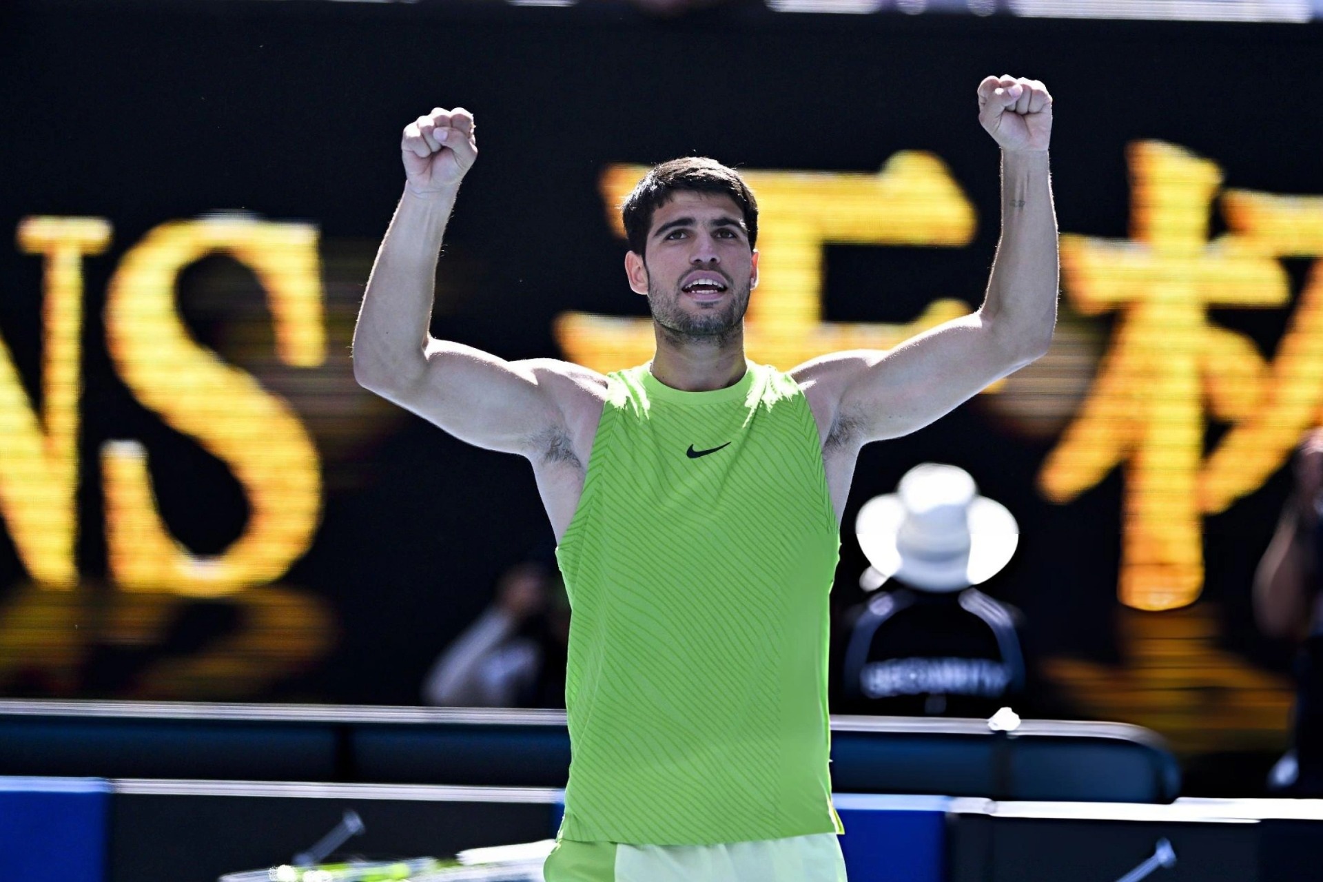 Alcaraz thị uy sức mạnh, tiến vào tứ kết Australian Open