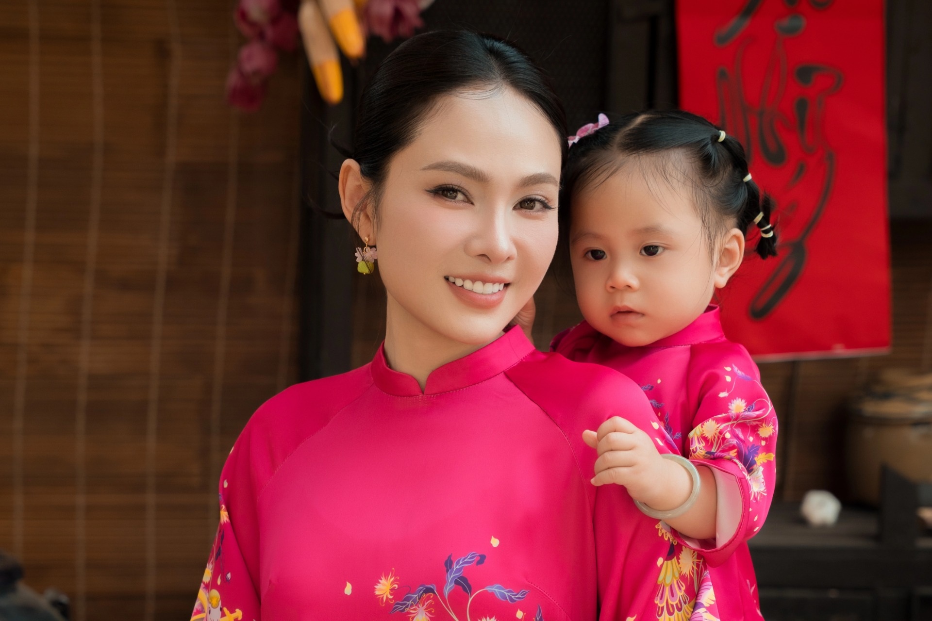 Lưu Hiền Trinh cùng con gái diện áo dài đôi, kể cuộc sống làm mẹ ở tuổi 35