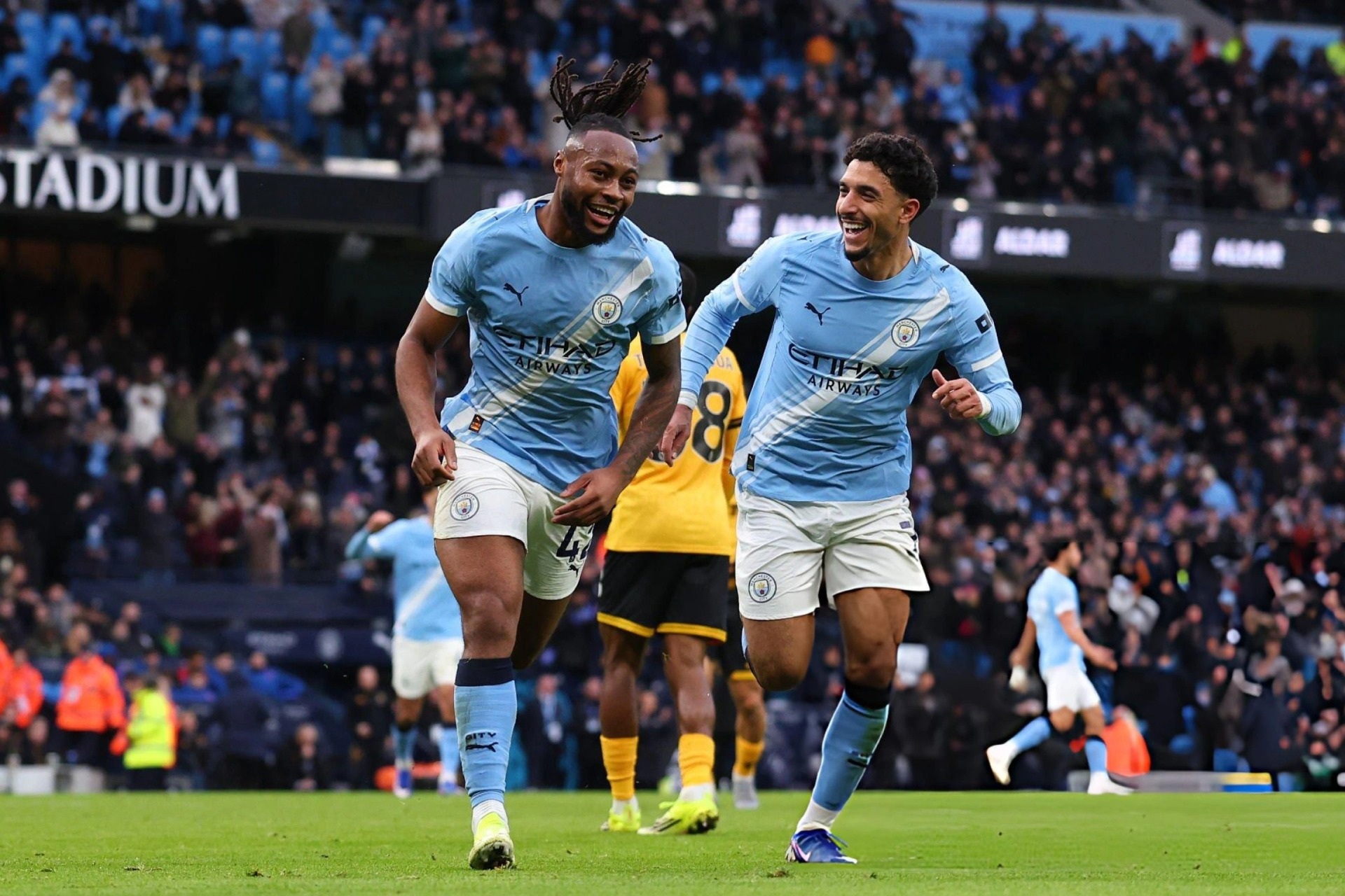 Man City "thổi lửa" cho đại chiến Arsenal với Man Utd