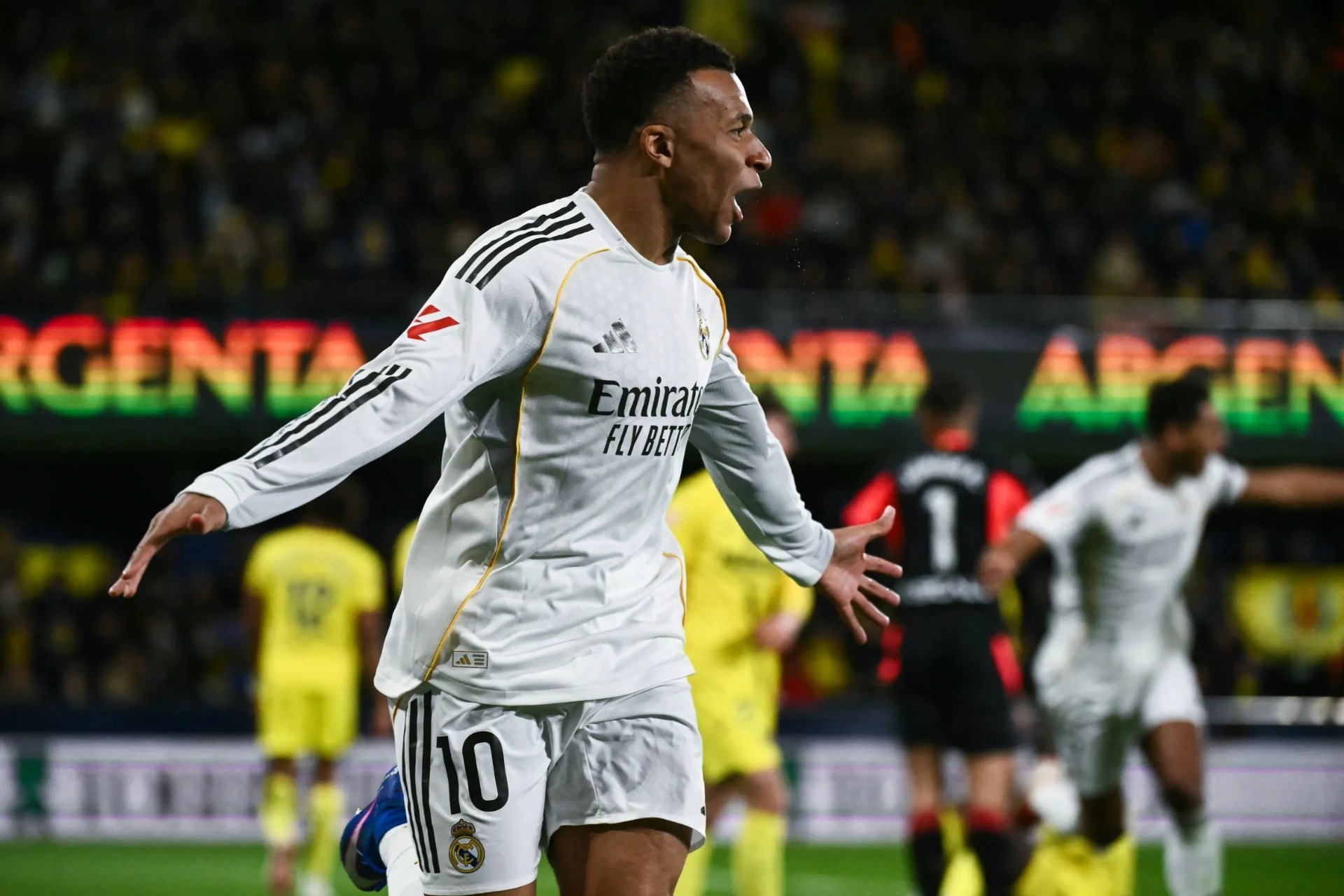 Mbappe giúp Real Madrid tạm soán ngôi đầu bảng của Barcelona
