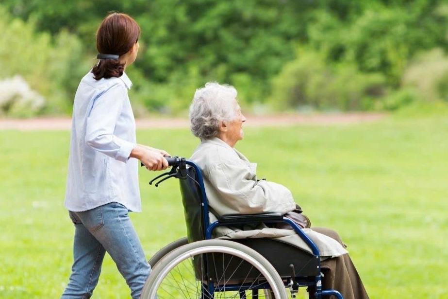 Vừa yên ổn ở viện dưỡng lão, con gái vào thăm nói một câu khiến tôi mất ngủ