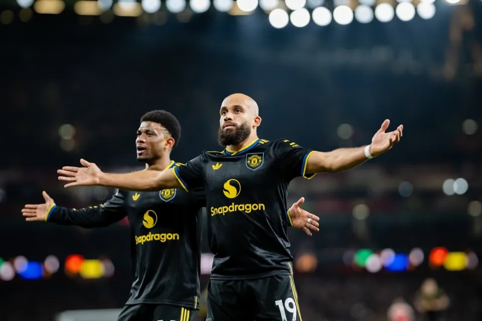 Phản ứng của HLV Michael Carrick khi Man Utd thắng kịch tính Arsenal