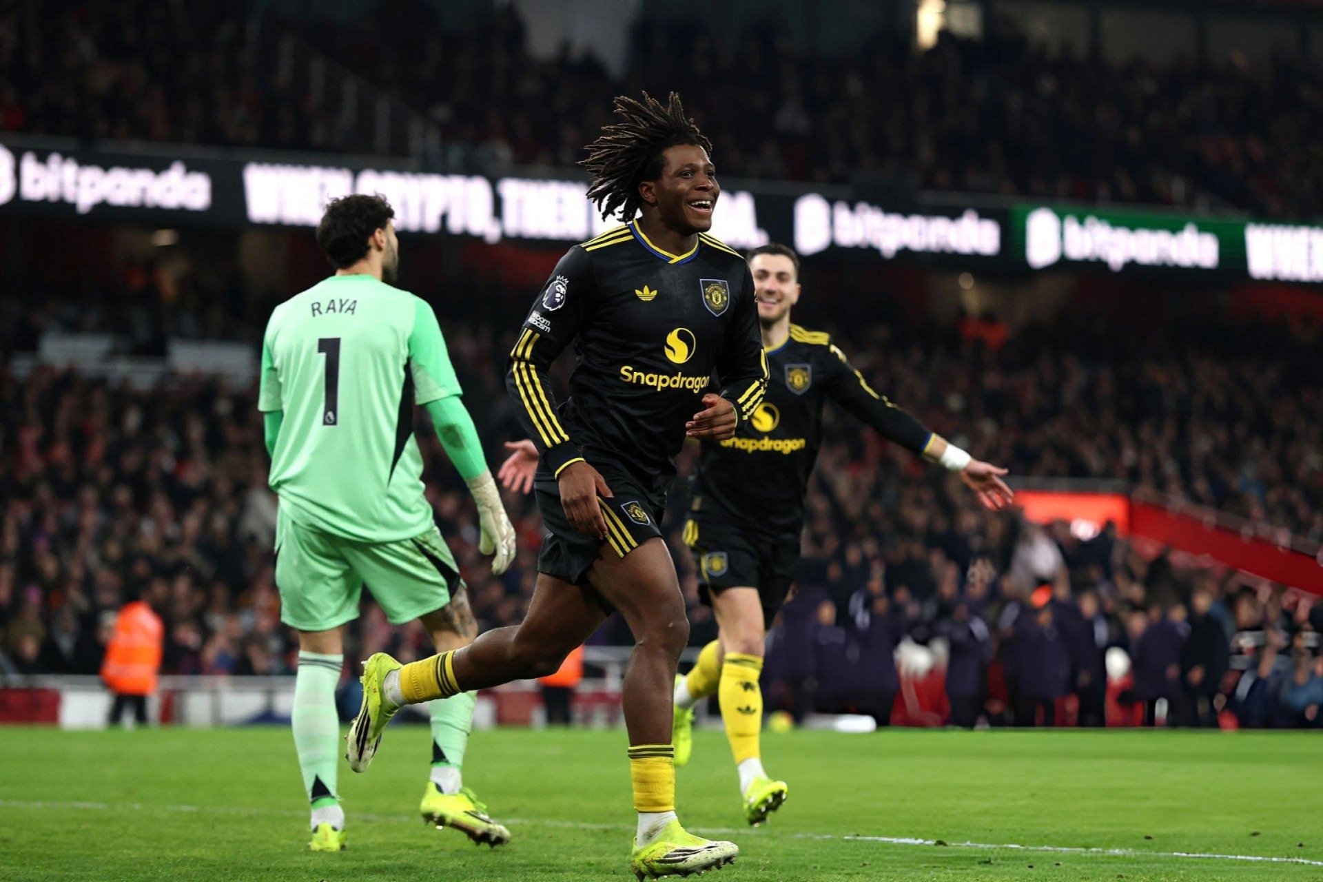 Man Utd ngược dòng quật ngã Arsenal 3-2 tại Emirates