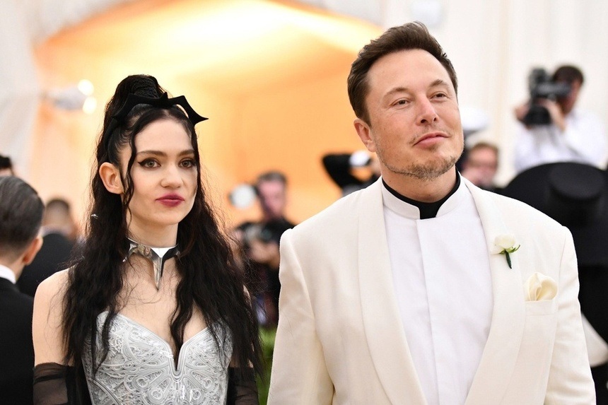 Mối tình dị biệt giữa ca sĩ cá tính và tỷ phú giàu nhất thế giới Elon Musk