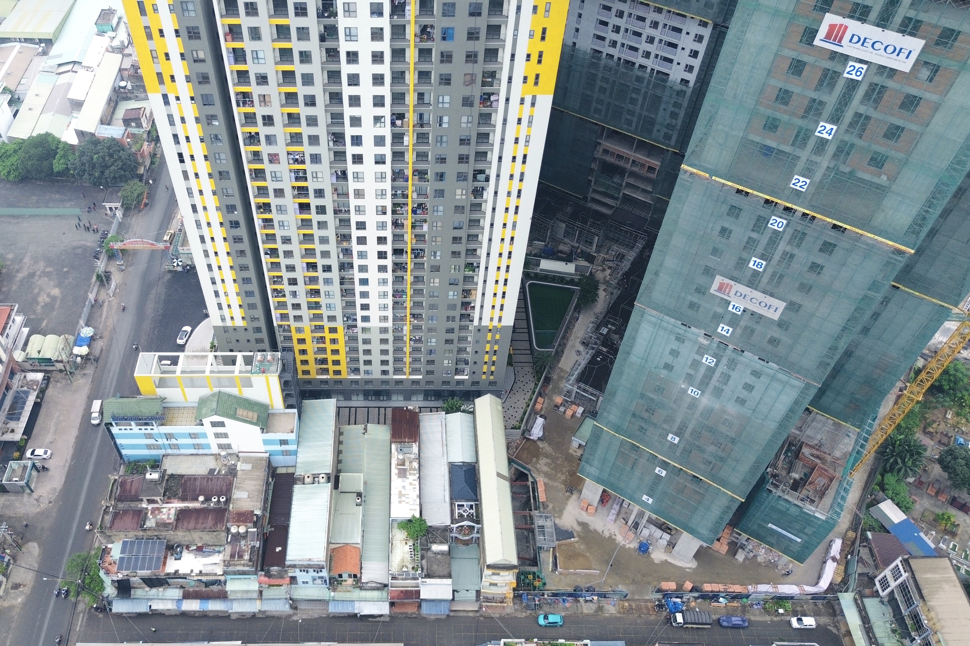 Homes crack and tilt near two apartment projects in Ho Chi Minh City - 1