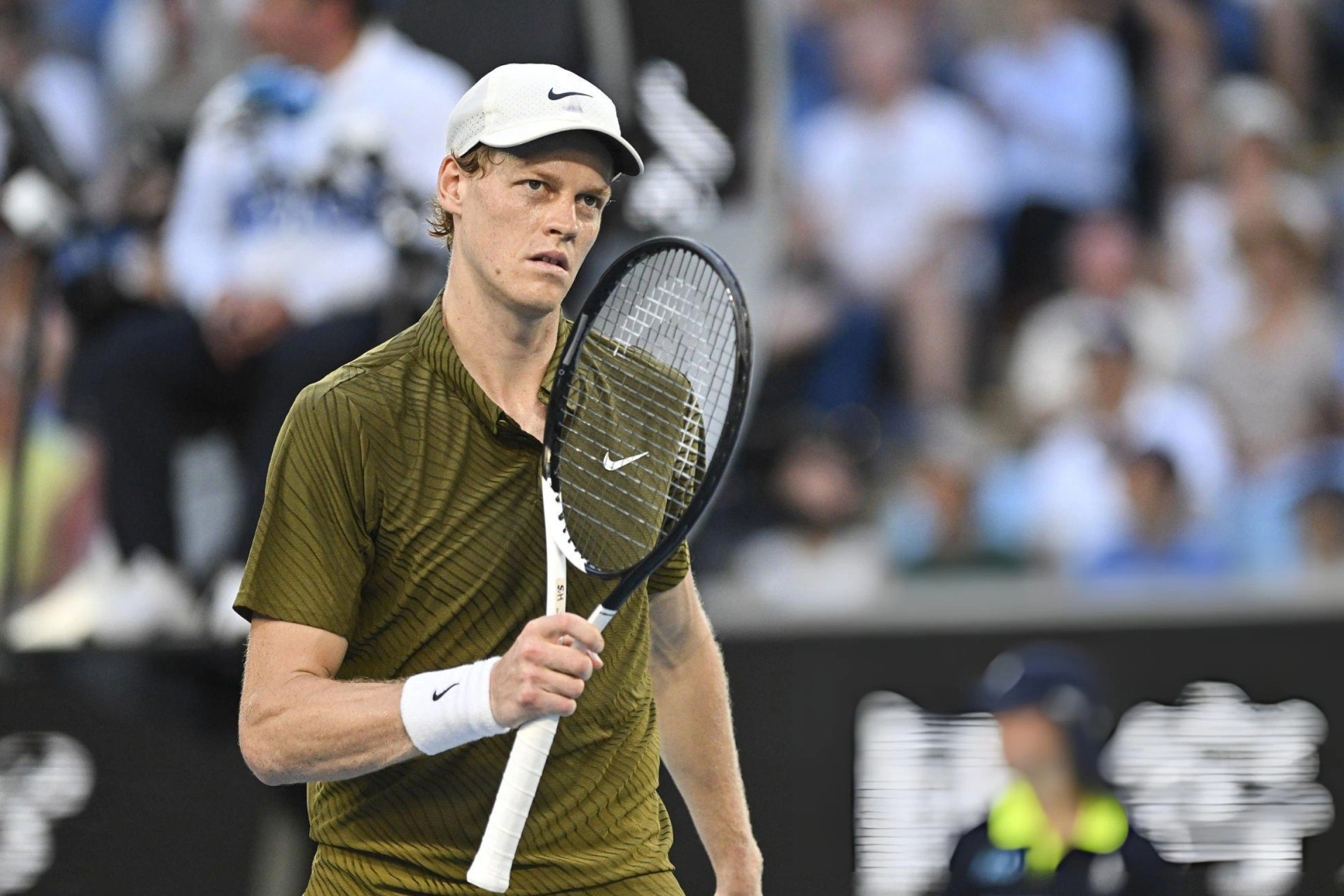 Sinner, Djokovic dễ dàng vào tứ kết Australian Open
