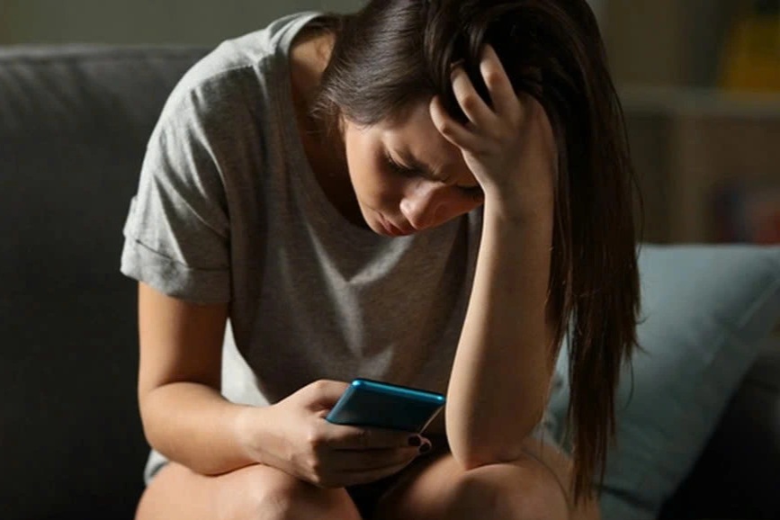 Vợ mang bầu 7 tháng, chồng lại thích tâm sự với đồng nghiệp nữ lúc nửa đêm